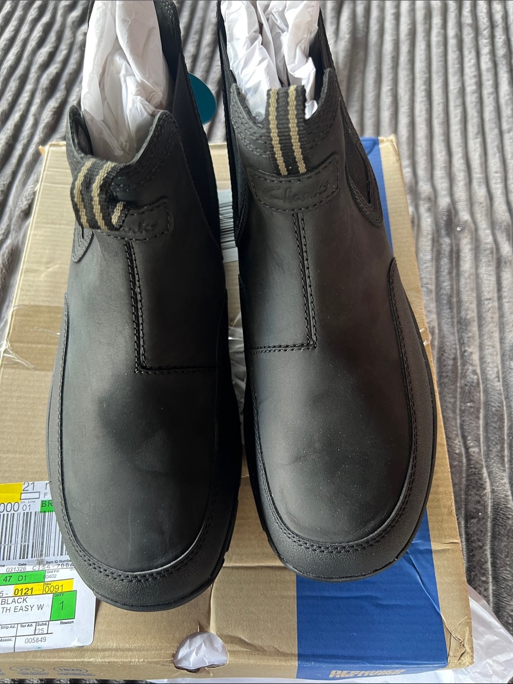 Clarks Men's Black Slip-On Chukka Boots New in Box